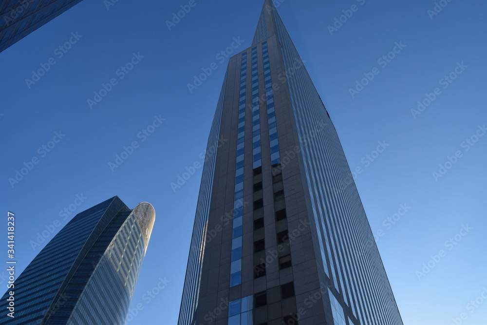 Edificio de cristal. Perspectiva desde abajo Edificio de cristal. Perspectiva desde abajo
