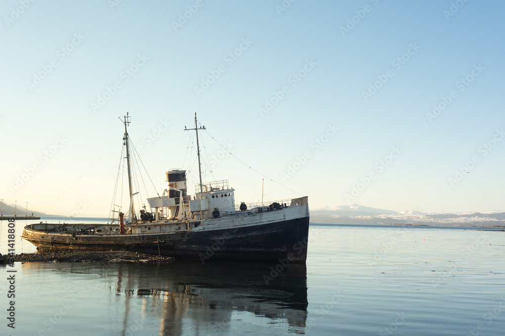 Boot an der Küste von Ushuaia, Argentinien 