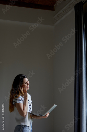 Mujer trabajando en casa