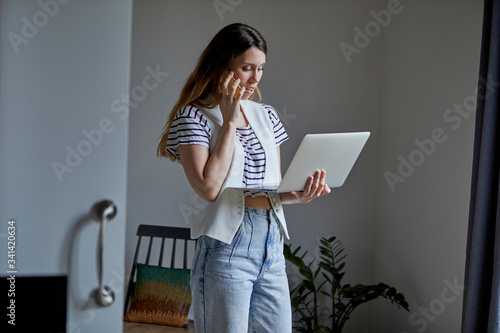 Mujer trabajando en casa
