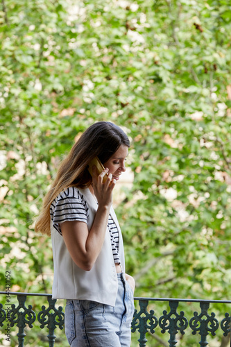 Mujer joven llamando por teléfono en casa