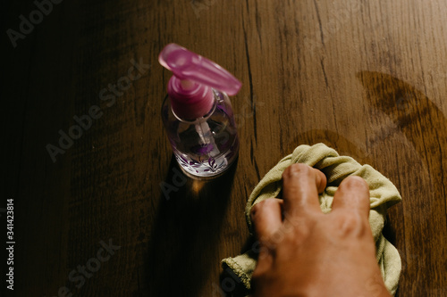 Limpeza da mesa com álcool gel. photo