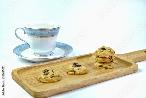 Butter cookies with milk and tasty and delicious beverages are placed on wooden trays to serve consumers at leisure and in need of desserts, in order to relax while eating.