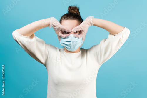 фотография super woman doctor in medical mask and protective gloves