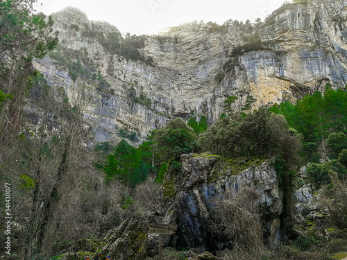 pared de piedra muy alta sobre el río