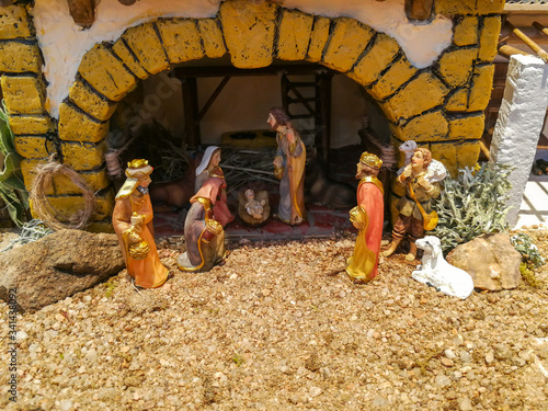 escena del nacimiento del niño jesús en pesebre con los reyes magos para maquetas en miniatura