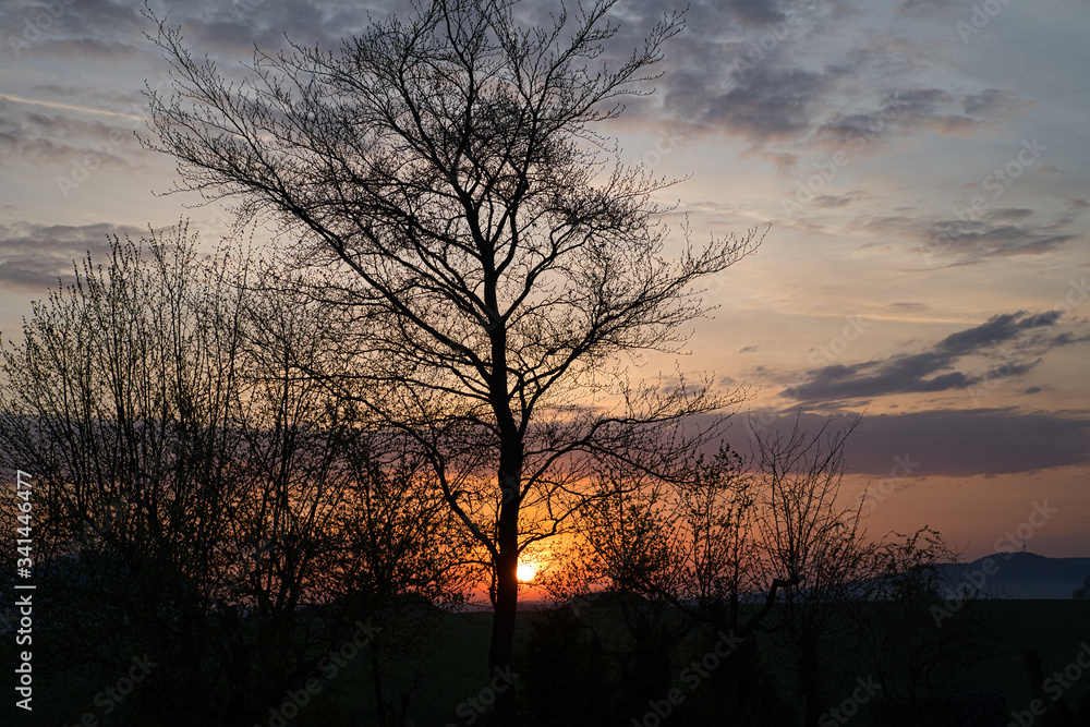 Ländliche Morgenidylle - Sonnenaufgang in Bayern im Hintergrund der Hesselberg