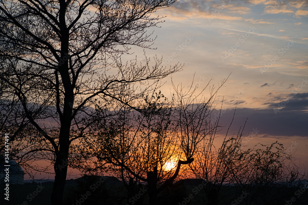 Ländliche Morgenidylle - Sonnenaufgang in Bayern im Hintergrund der Hesselberg