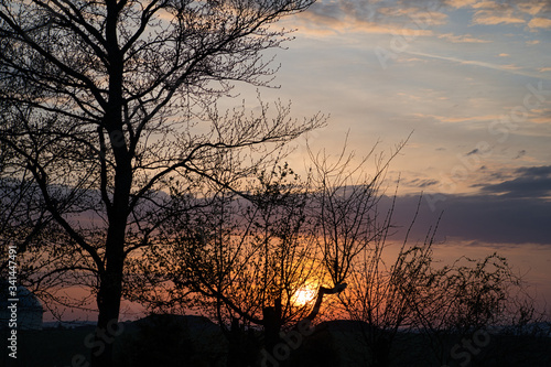 L  ndliche Morgenidylle - Sonnenaufgang in Bayern im Hintergrund der Hesselberg