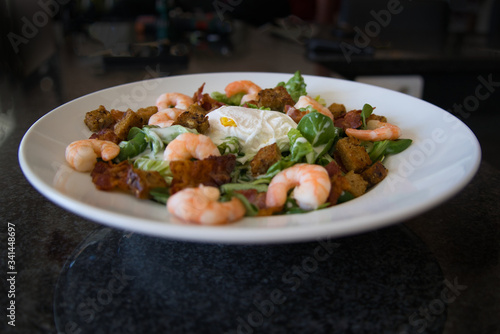 Caesar Salat Low Carb mit blanchiertem Ei, Speck, Croutons und Shrimps