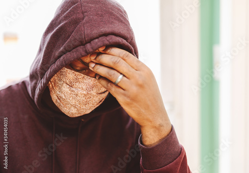 Принти на полотні african american man in homemade handmade face mask