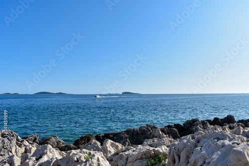 Orizzonte bagnato dal mare da scogliera