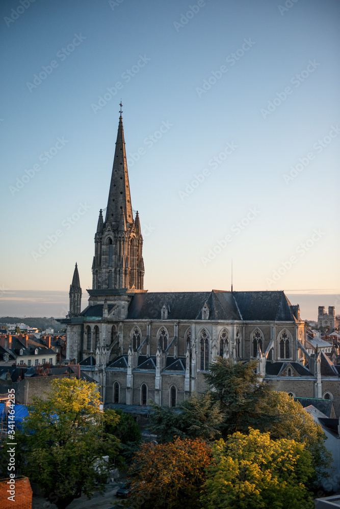 vue aérienne sur une église et la vielle ville de Nantes en France au lever du soleil