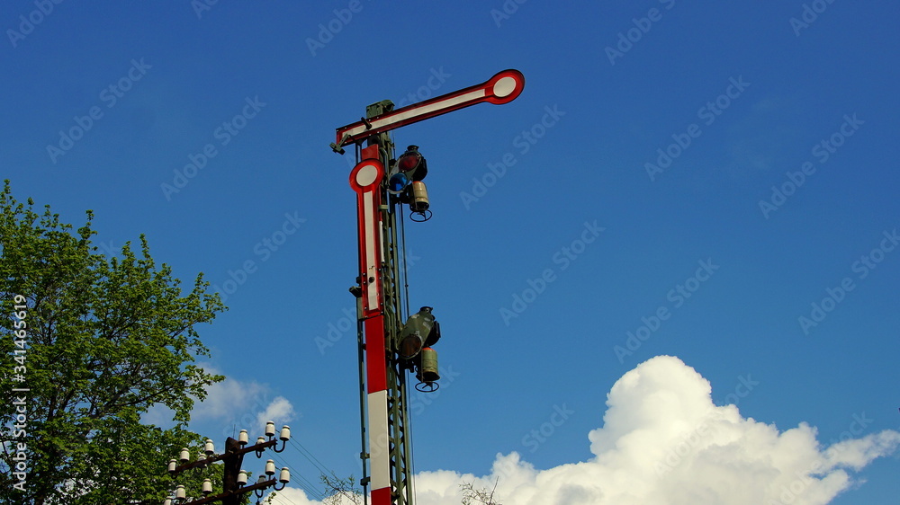 altes Haltesignal bei einem Stellwerk der Eisenbahn in Deutschland vor blauem Himmel altes Haltesignal bei einem Stellwerk der Eisenbahn in Deutschland vor blauem Himmel