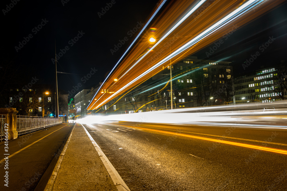 Lichtspuren des abendlichen Verkehrs  auf einer belebten Brücke 