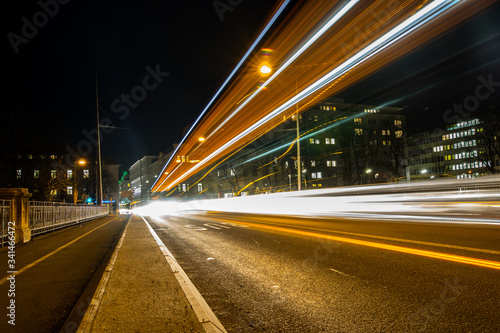 Lichtspuren des abendlichen Verkehrs  auf einer belebten Brücke 