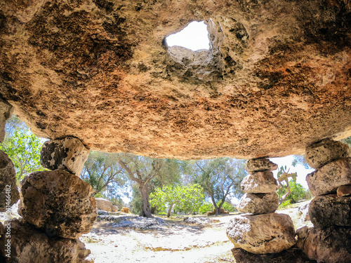 Foto Prehistoric dolmen Li Scusi near Minervino, Lecce, Puglia