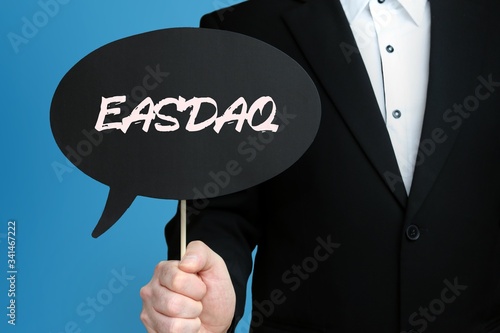 EASDAQ. Geschäftsmann im Anzug hält Sprechblase in die Kamera. Der Begriff EASDAQ steht im Schild. Symbol für Business, Finanzen, Statistik, Analyse, Wirtschaft