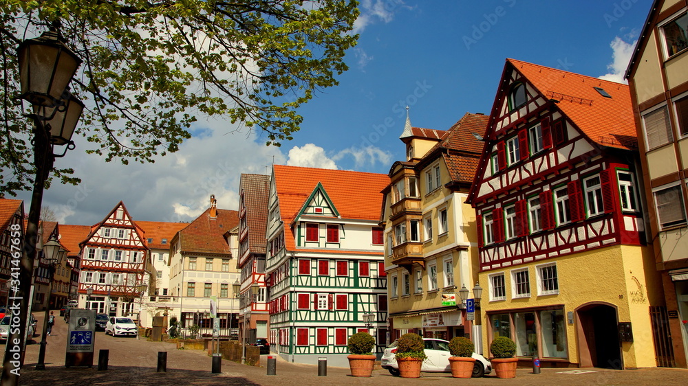 Fototapeta premium malerische Altstadt von Calw mit Fachwerkhäusern und Geburtshaus von Hermann Hesse an sonnigem Tag