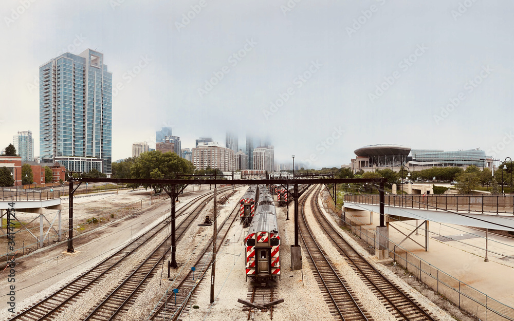 Naklejka premium Chicago landscape with train on railroad in front.