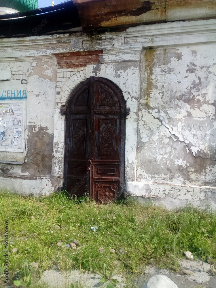 Fototapeta premium Ancient doors the old fortress near the temple.