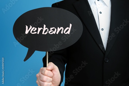 Verband. Geschäftsmann im Anzug hält Sprechblase in die Kamera. Der Begriff Verband steht im Schild. Symbol für Business, Finanzen, Statistik, Analyse, Wirtschaft