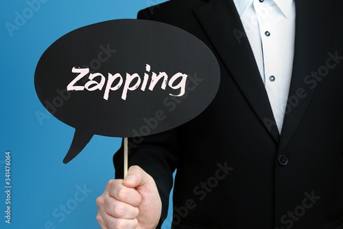 Zapping. Geschäftsmann im Anzug hält Sprechblase in die Kamera. Der Begriff Zapping steht im Schild. Symbol für Business, Finanzen, Statistik, Analyse, Wirtschaft photo