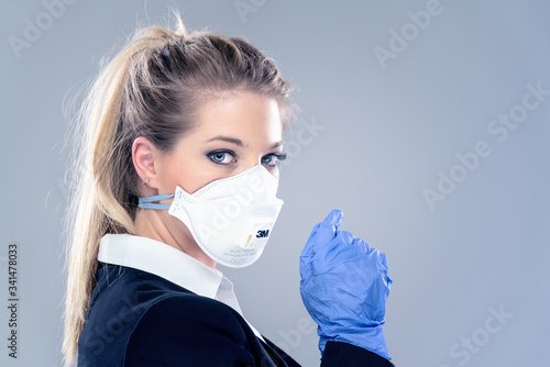 Junge Artin mit COVID-19 Maske und Gummihandschuhe. Atemschutz, Nasenschutz photo