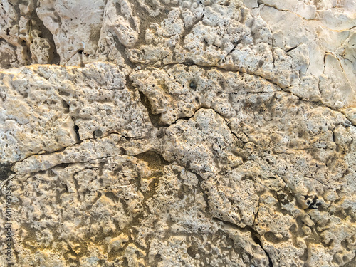 Roca blanca con arena de mar 