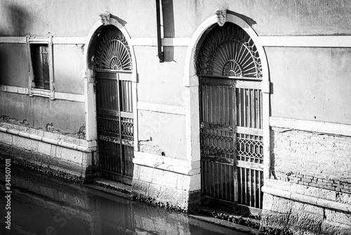 Portes sur le bord de l'eau pour entrer en bateau avec ferronnerie en noir et blanc photo