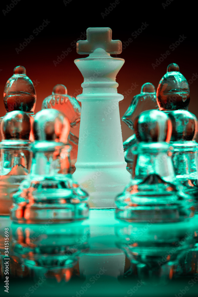 Obraz premium Glass chess pieces surrounding the King