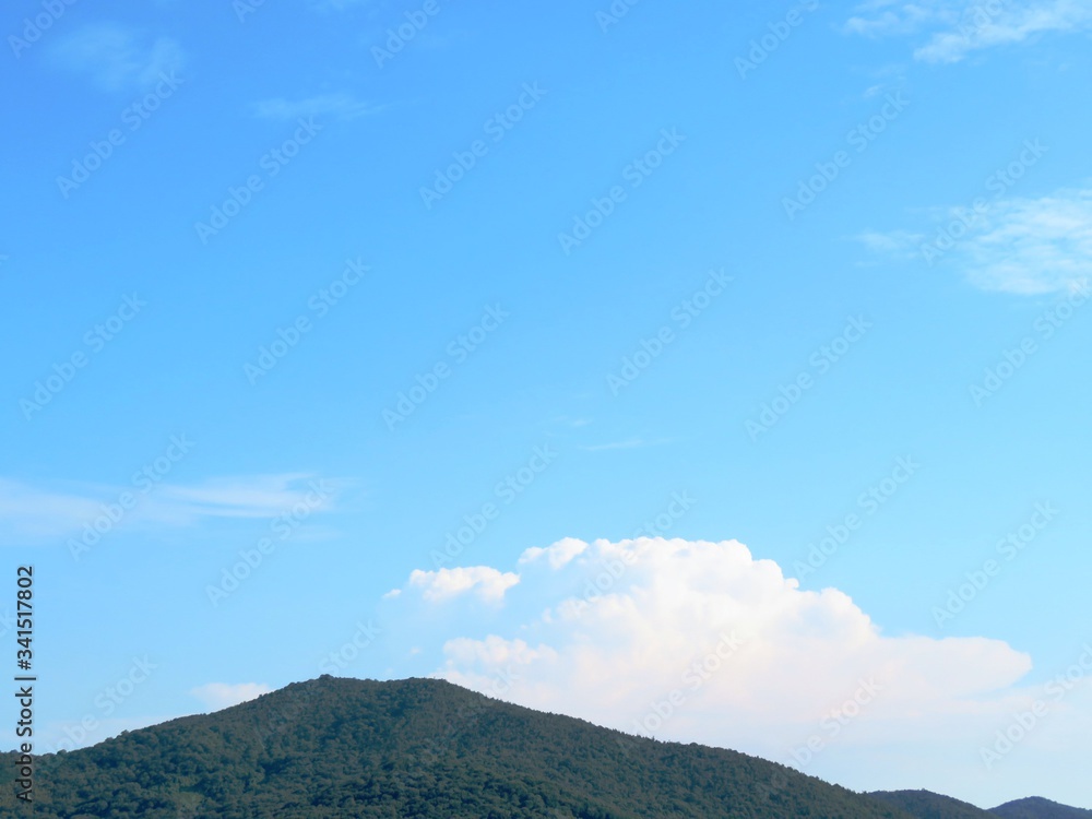 Fototapeta premium 日本の田舎の風景 7月 青空と山