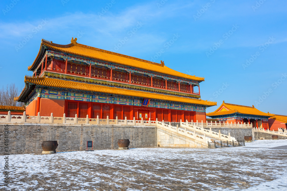 Obraz premium Surrounded hall on the side of the imperial courtyard at Taihedian (Hall of Supreme Harmony) in the Forbidden City