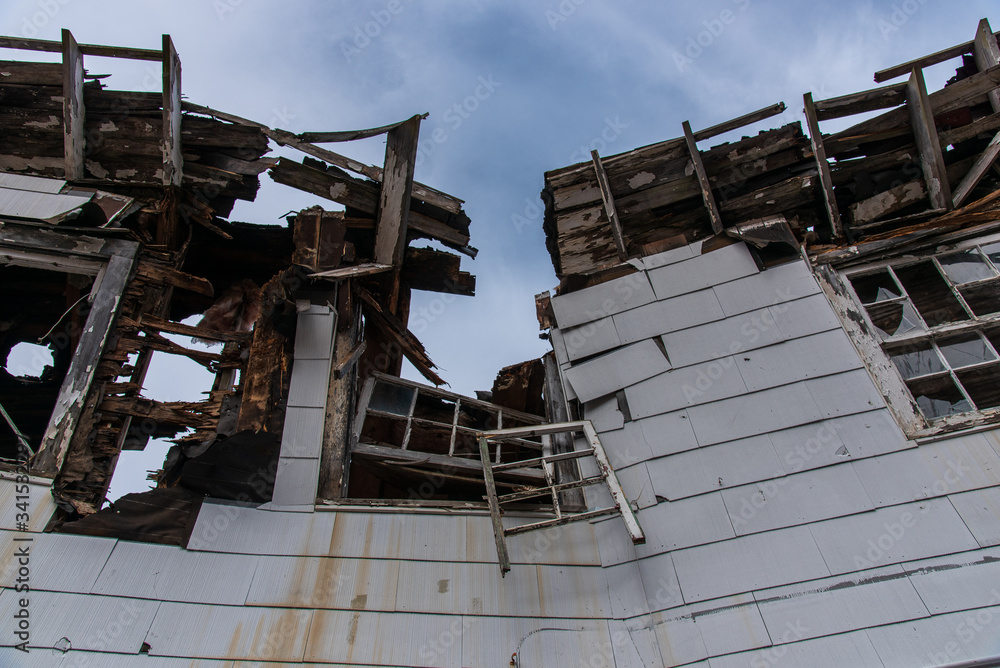 Naklejka premium Collapsing Building