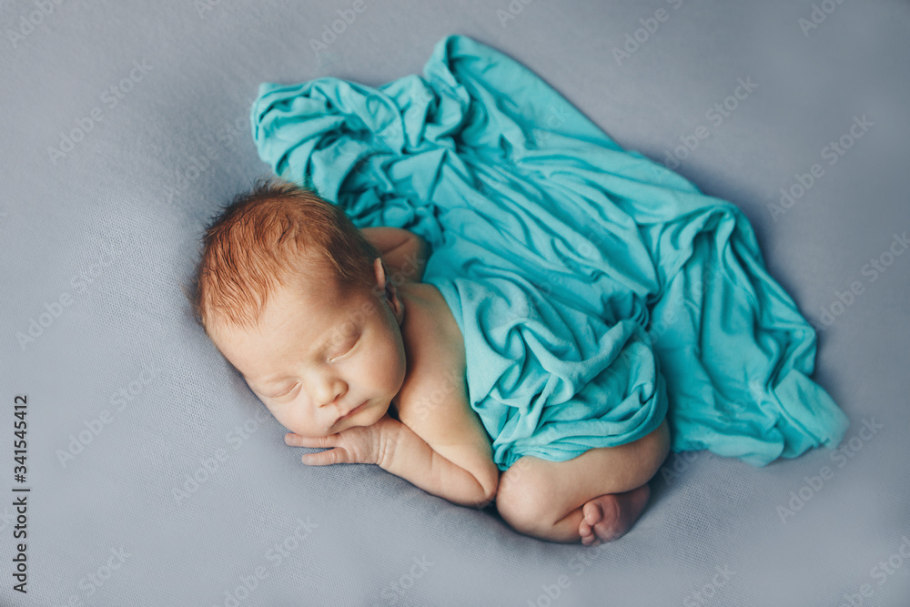 Φωτογραφία the concept of healthy lifestyle, IVF - a newborn baby sleeps under a blanket