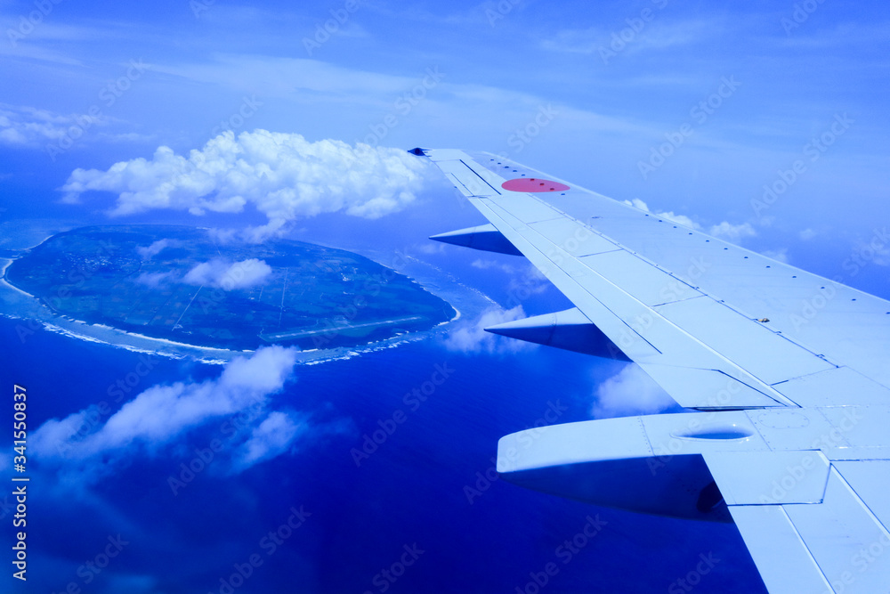 Obraz premium 上空から見た海と島
