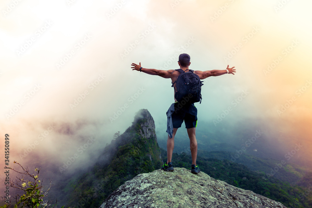 Deporte de escalar montañas de un hombre atlético Deporte de escalar montañas de un hombre atlético