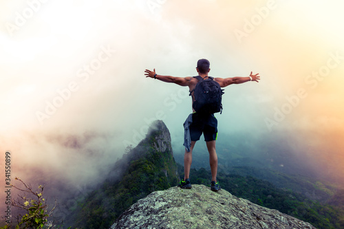 Deporte de escalar montañas de un hombre atlético photo