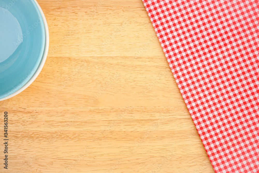 Obraz premium tablecloth on wooden table with bowl 
