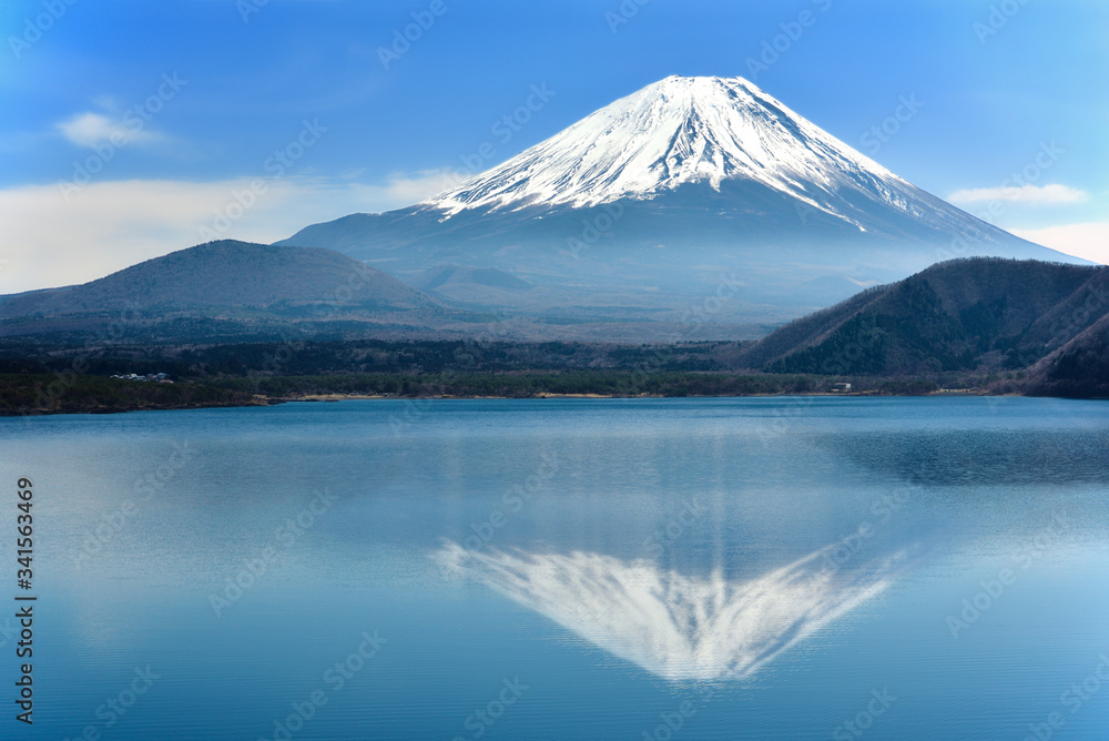 独立峰とカルデラ湖、富士山と本栖湖の水面反射