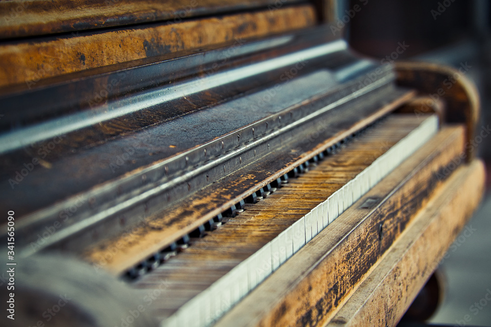 2020-04-20 A OLD FORGOTTEN WOODEN PIANO WITH WORN OUT KEYS ON THE STREET IN ENUMCLAW WASHINGTON 2020-04-20 A OLD FORGOTTEN WOODEN PIANO WITH WORN OUT KEYS ON THE STREET IN ENUMCLAW WASHINGTON