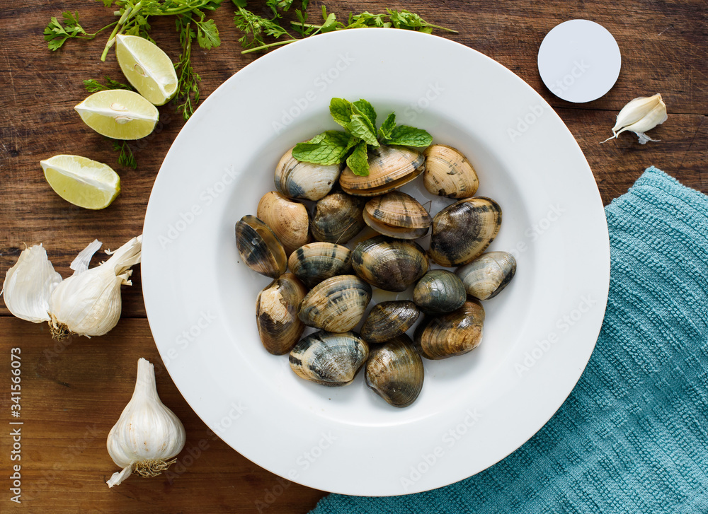 Fresh clams or mussels