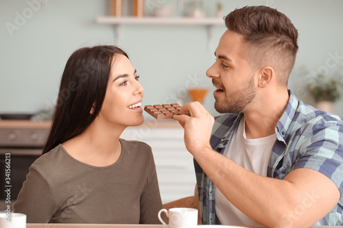 Beautiful young couple eati...