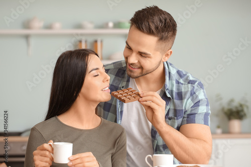 Beautiful young couple eati...