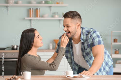 Beautiful young couple eati...