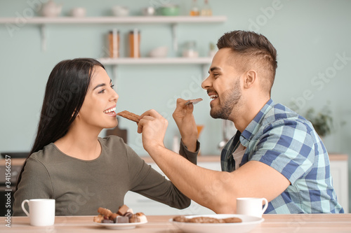 Beautiful young couple eati...