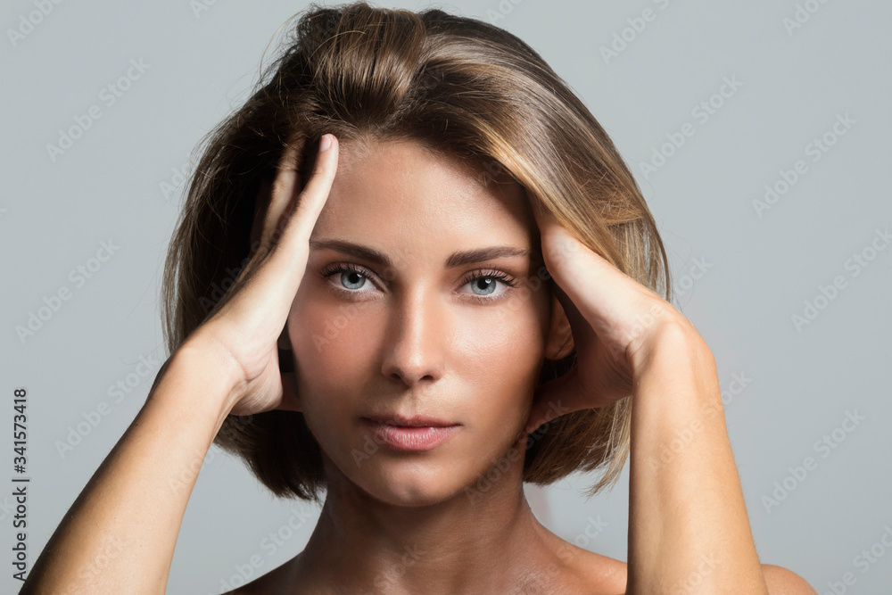 Bella ragazza con le mani sulla testa Bella ragazza con le mani sulla testa
