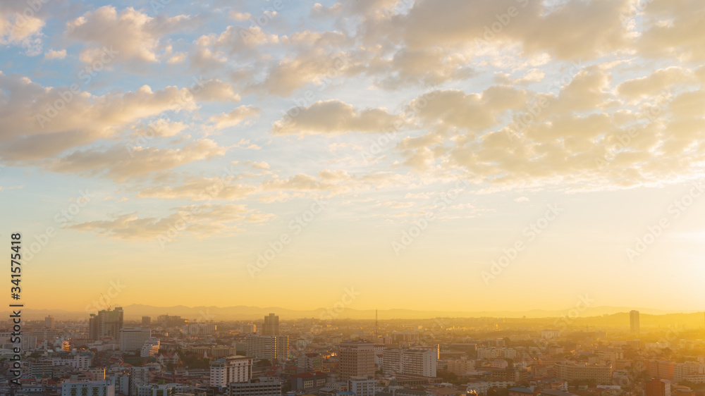 Obraz premium The Pattaya city in the morning with golden light. The morning sun of Pattaya city.