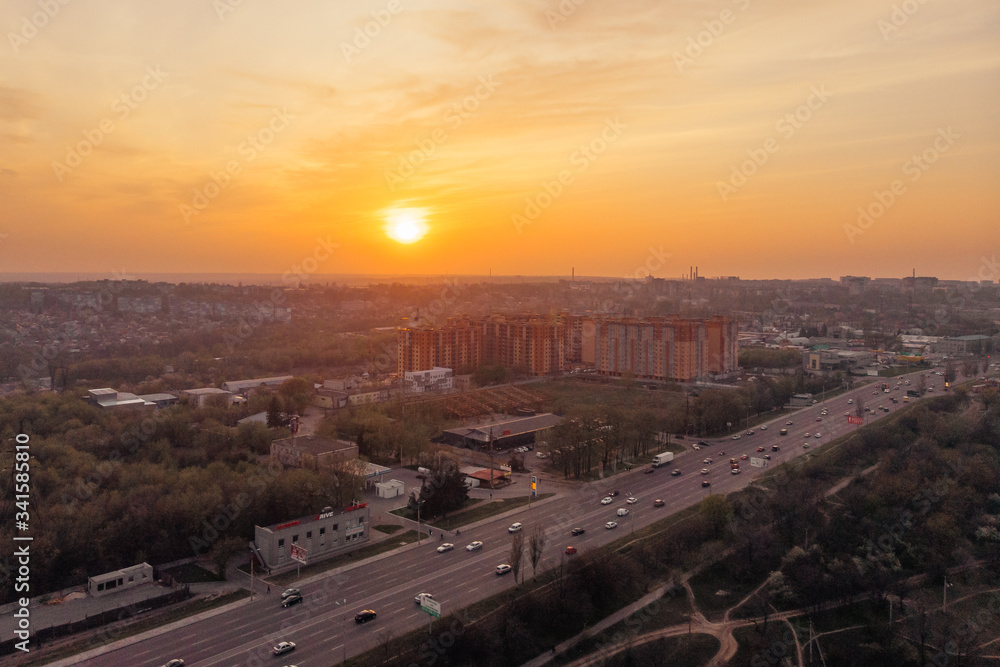 Fototapeta premium красивый закат над городом с высоты птичьего полета, beautiful sunset over the city aerial view