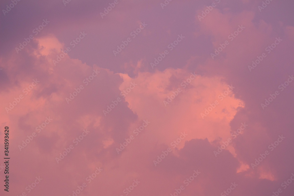 Obraz premium Beautiful sunset sky with clouds on hot summer day. Nature background.